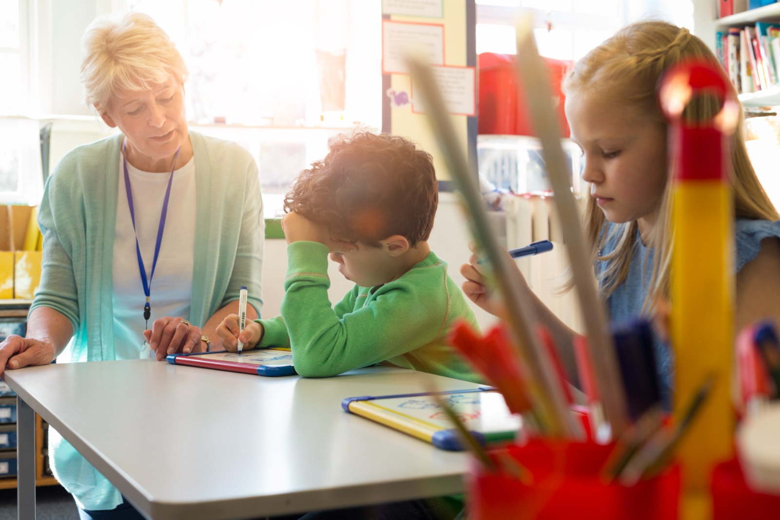 Ervaren docent begeleidt studenten in het lokaal